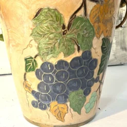 Seau à champagne vintage en cloisonné français avec un design de raisins et de vignes.