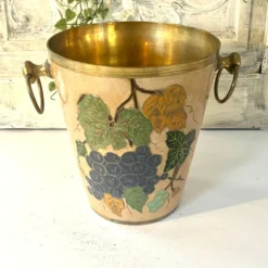 Seau à champagne vintage en cloisonné français avec un design de raisins et de vignes.