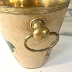 Seau à champagne vintage en cloisonné français avec un design de raisins et de vignes.