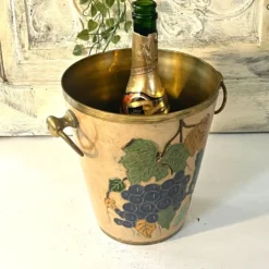 Seau à champagne vintage en cloisonné français avec un design de raisins et de vignes.
