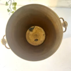 Seau à champagne vintage en cloisonné français avec un design de raisins et de vignes.