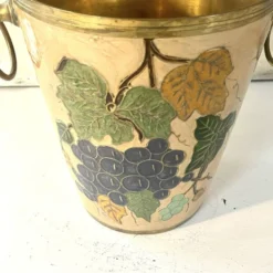 Seau à champagne vintage en cloisonné français avec un design de raisins et de vignes.