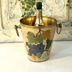 Seau à champagne vintage en cloisonné français avec un design de raisins et de vignes.