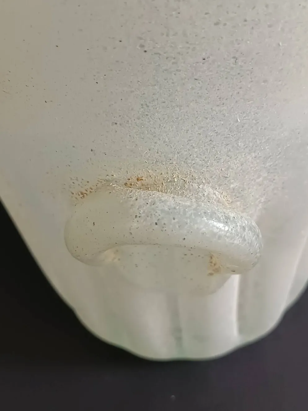 Seau en pâte de verre à oreille et cannelé beige