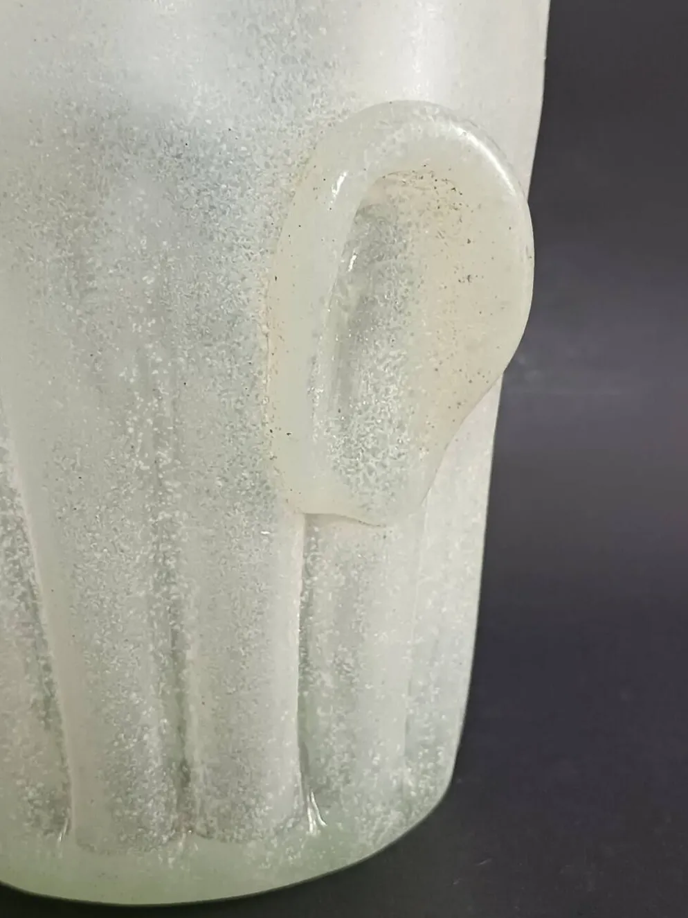 Seau en pâte de verre à oreille et cannelé beige