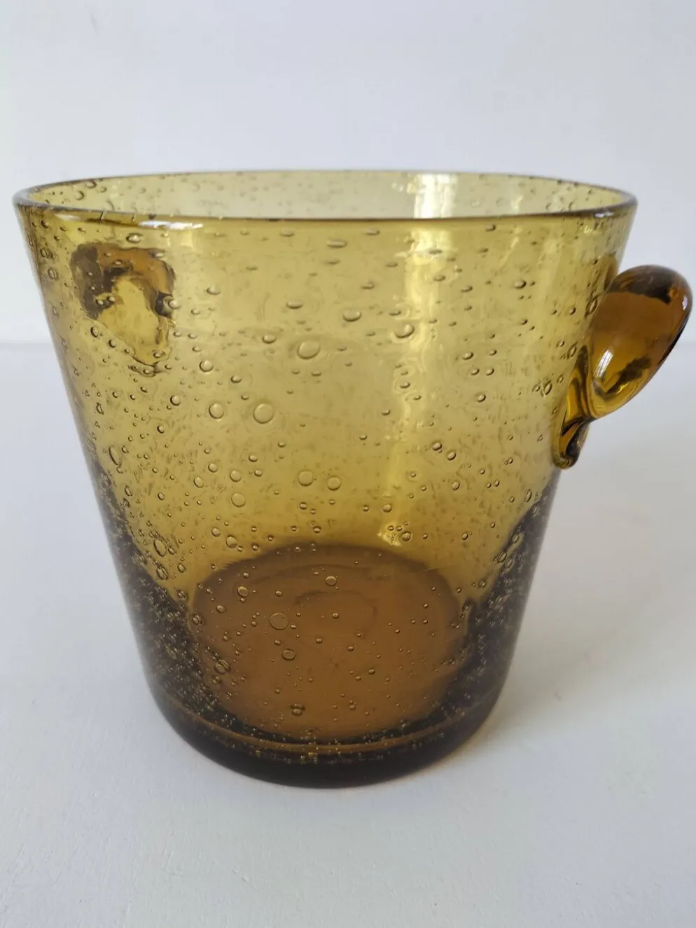 Seau à glace Biot vintage en verre soufflé bullé ambré, signé