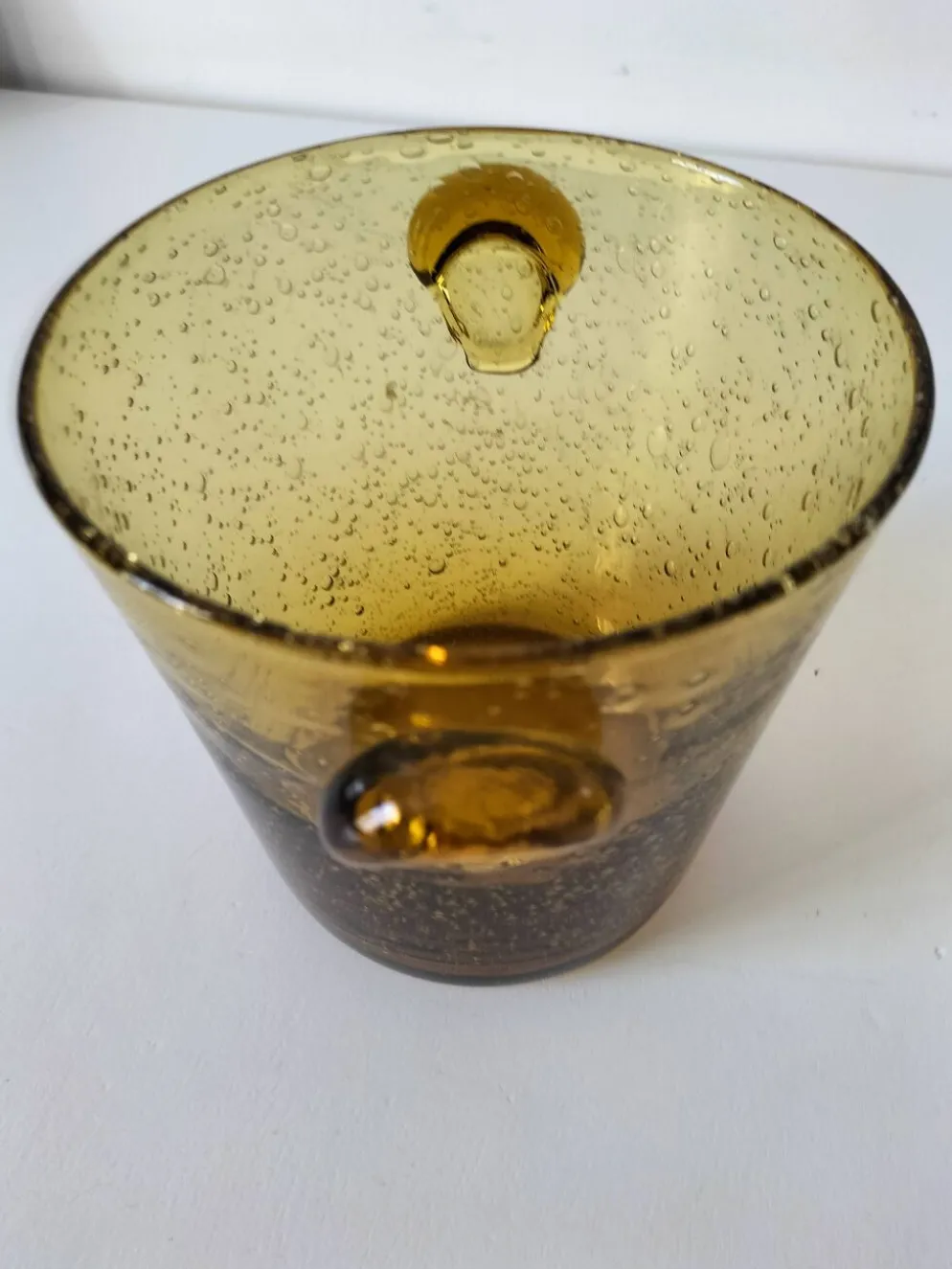 Seau à glace Biot vintage en verre soufflé bullé ambré, signé