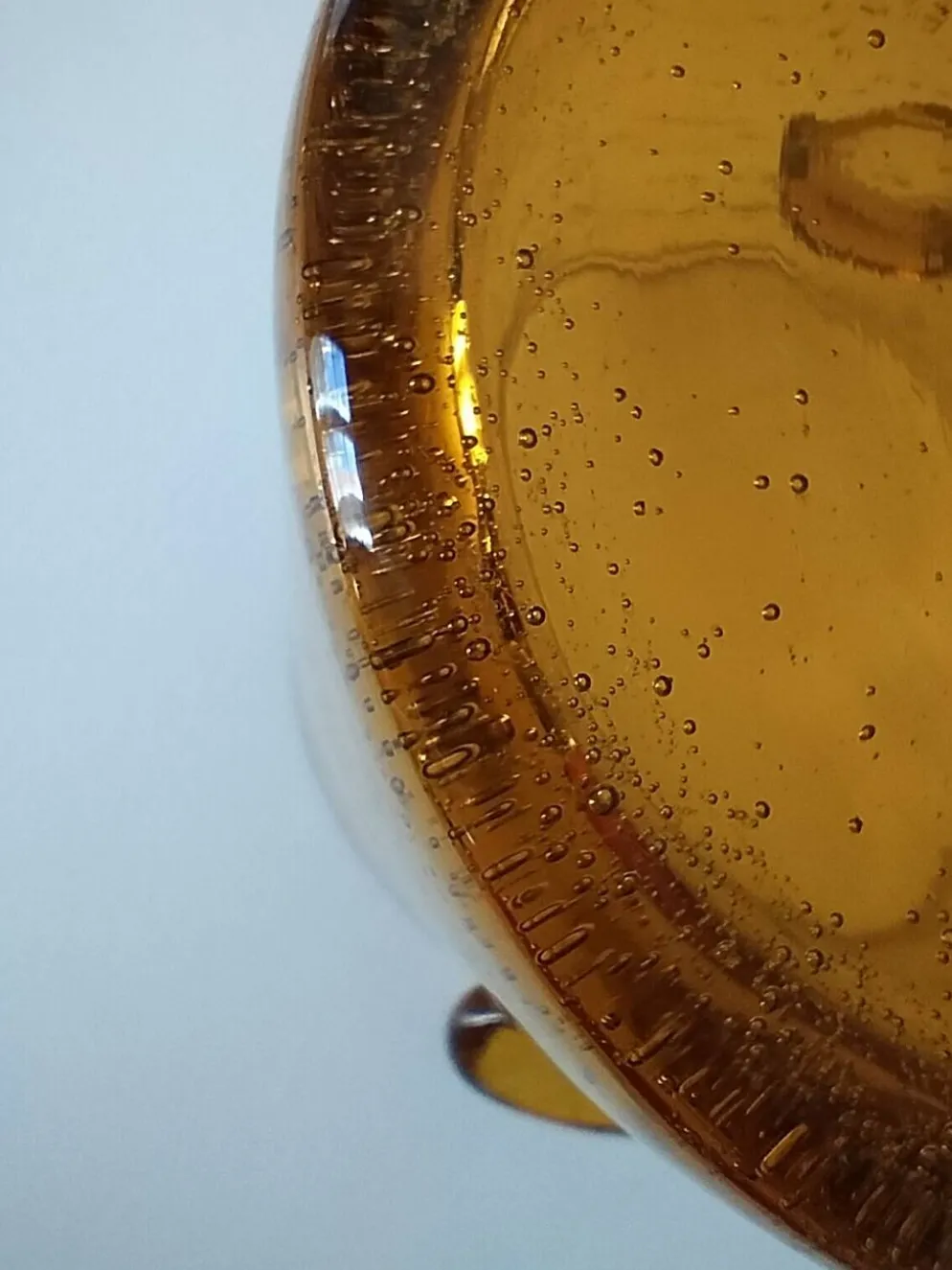 Seau à glace Biot vintage en verre soufflé bullé ambré, signé