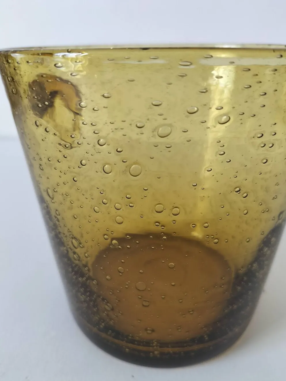 Seau à glace Biot vintage en verre soufflé bullé ambré, signé
