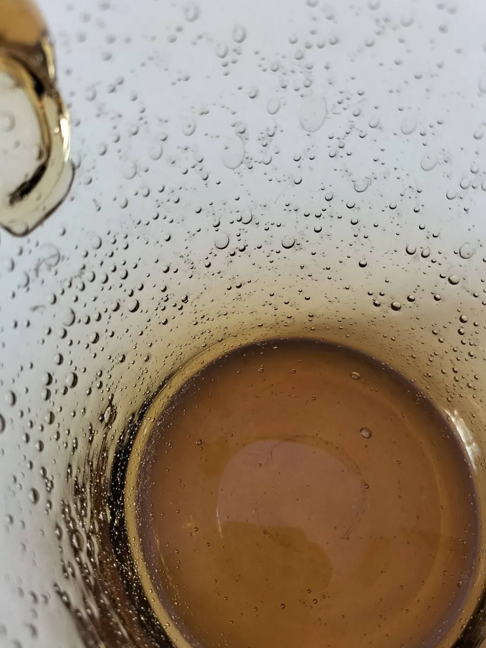 Seau à glace Biot vintage en verre soufflé bullé ambré, signé