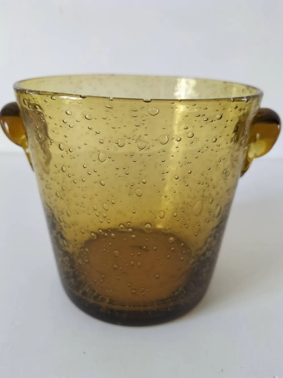 Seau à glace Biot vintage en verre soufflé bullé ambré, signé