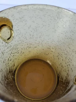 Seau à glace Biot vintage en verre soufflé bullé ambré, signé
