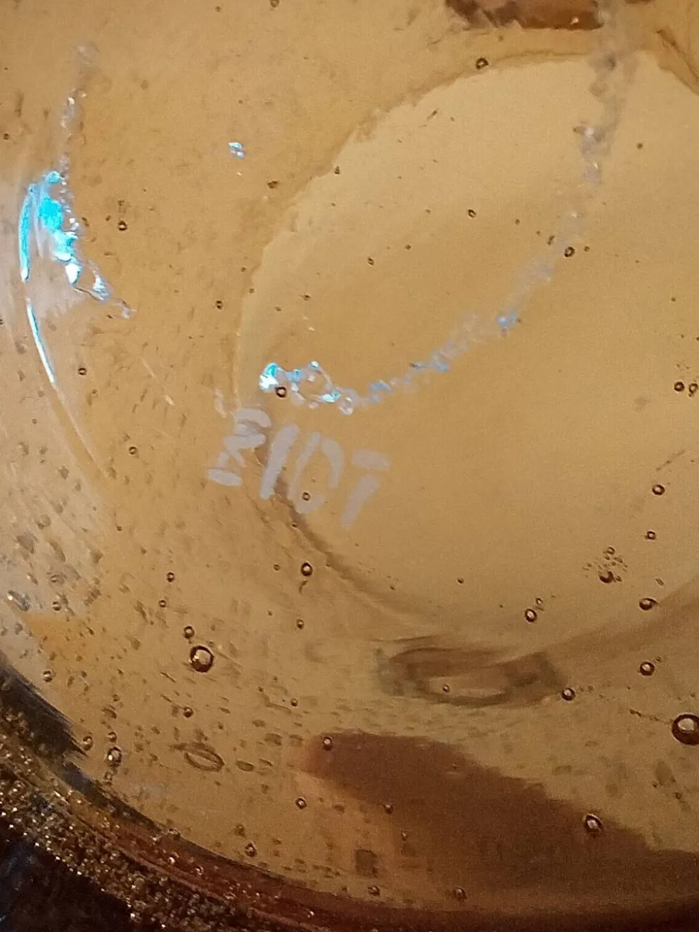 Seau à glace Biot vintage en verre soufflé bullé ambré, signé