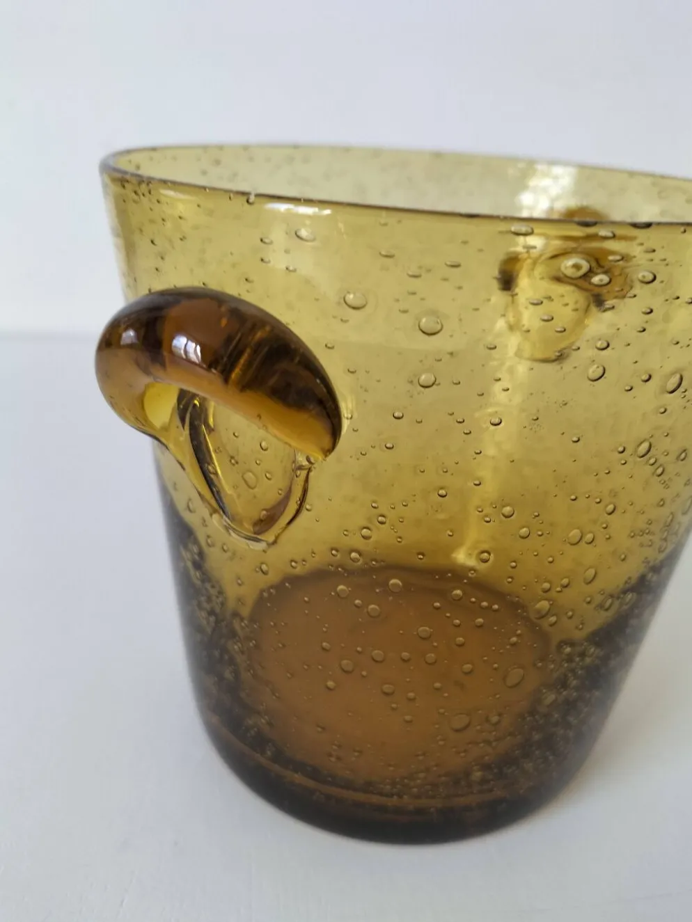 Seau à glace Biot vintage en verre soufflé bullé ambré, signé