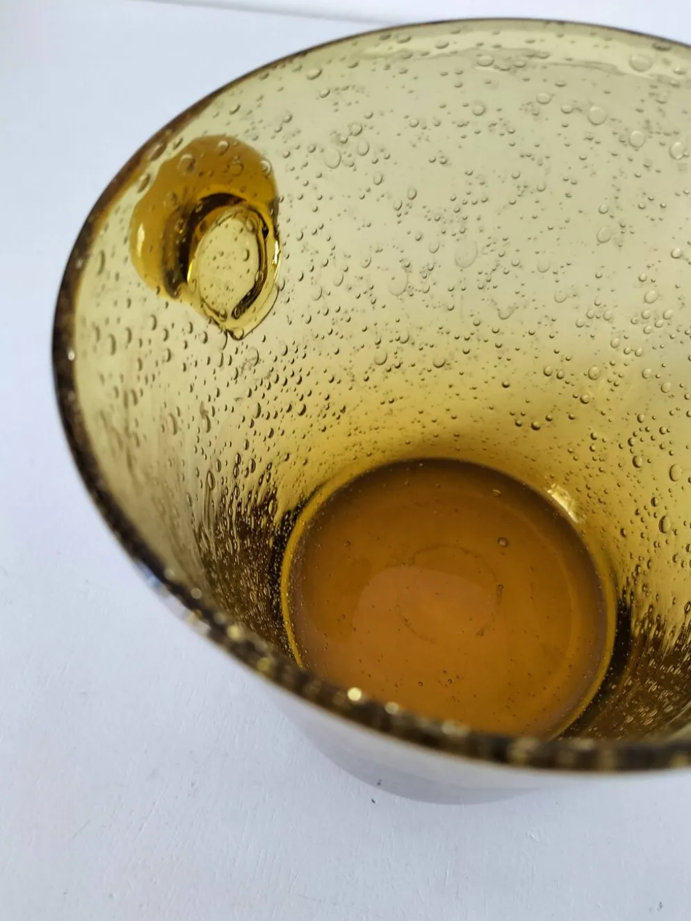 Seau à glace Biot vintage en verre soufflé bullé ambré, signé