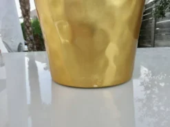Seau à glace en aluminium anodisé doré, poignées en teck, signé T.L PARIS