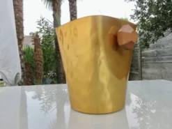 Seau à glace en aluminium anodisé doré, poignées en teck, signé T.L PARIS