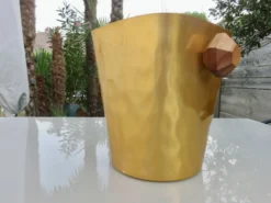 Seau à glace en aluminium anodisé doré, poignées en teck, signé T.L PARIS