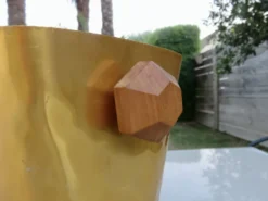 Seau à glace en aluminium anodisé doré, poignées en teck, signé T.L PARIS