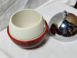 Seau à glace en forme de pomme, métal chromé et bakélite rouge, France, 70s