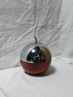 Seau à glace en forme de pomme, métal chromé et bakélite rouge, France, 70s