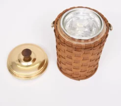 Seau à glace en osier avec couvercle en laiton et pinces à glace des années 1960.