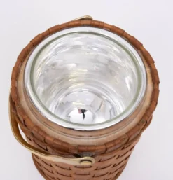 Seau à glace en osier avec couvercle en laiton et pinces à glace des années 1960.