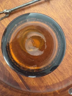 Seau à glace en verre bullé ambre signé Biot avec sa pince