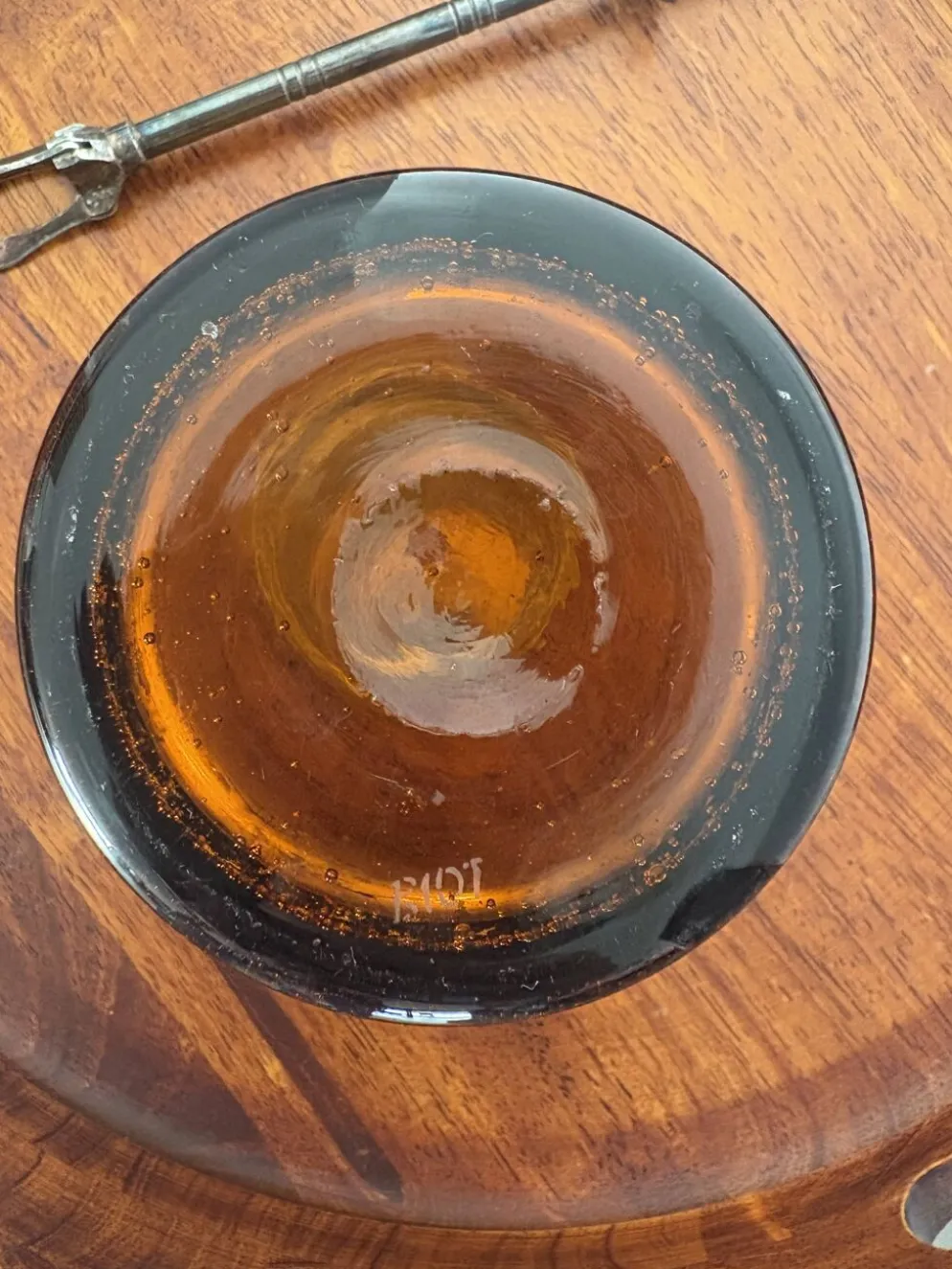 Seau à glace en verre bullé ambre signé Biot avec sa pince