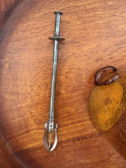 Seau à glace en verre bullé ambre signé Biot avec sa pince