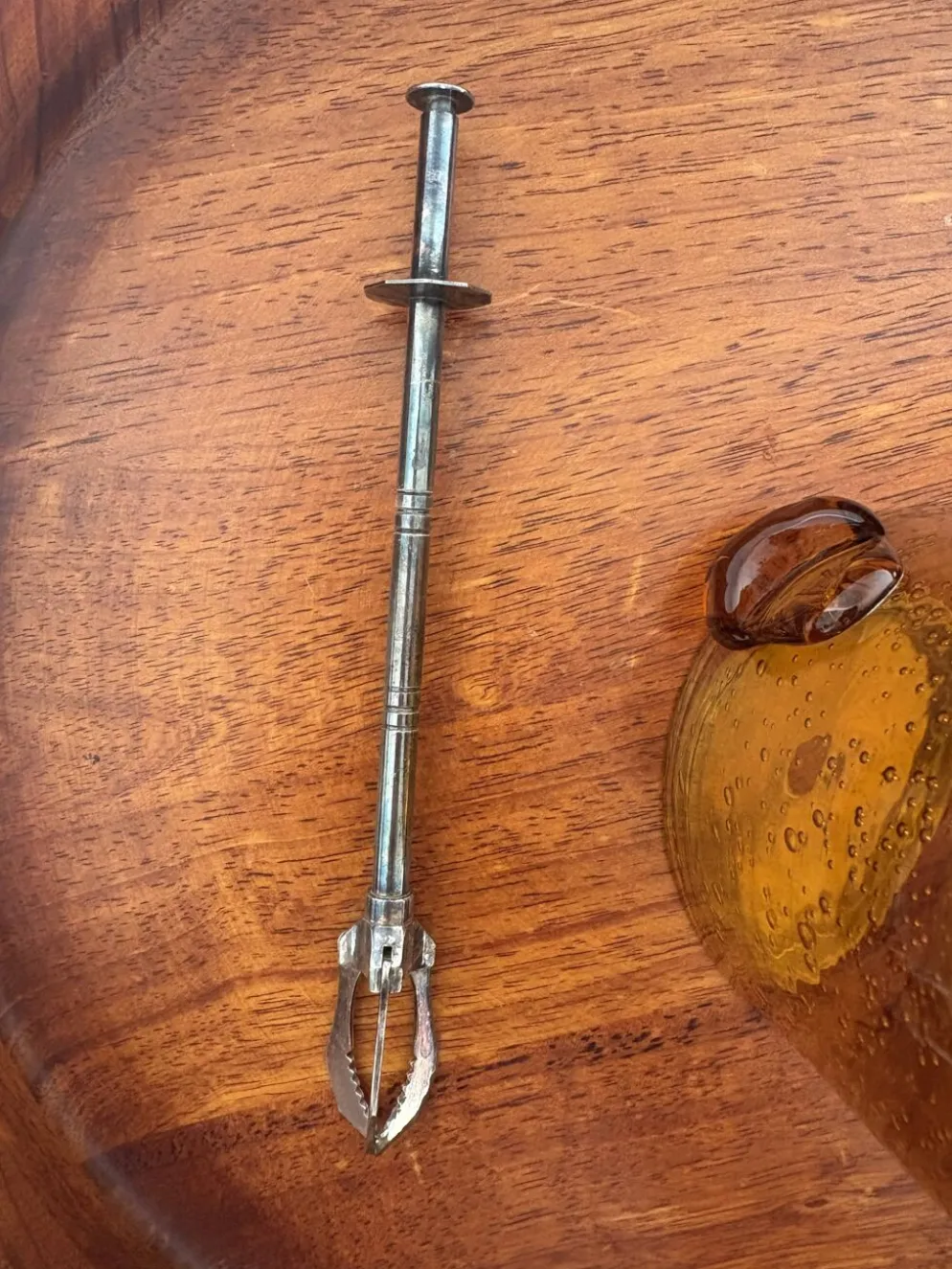 Seau à glace en verre bullé ambre signé Biot avec sa pince