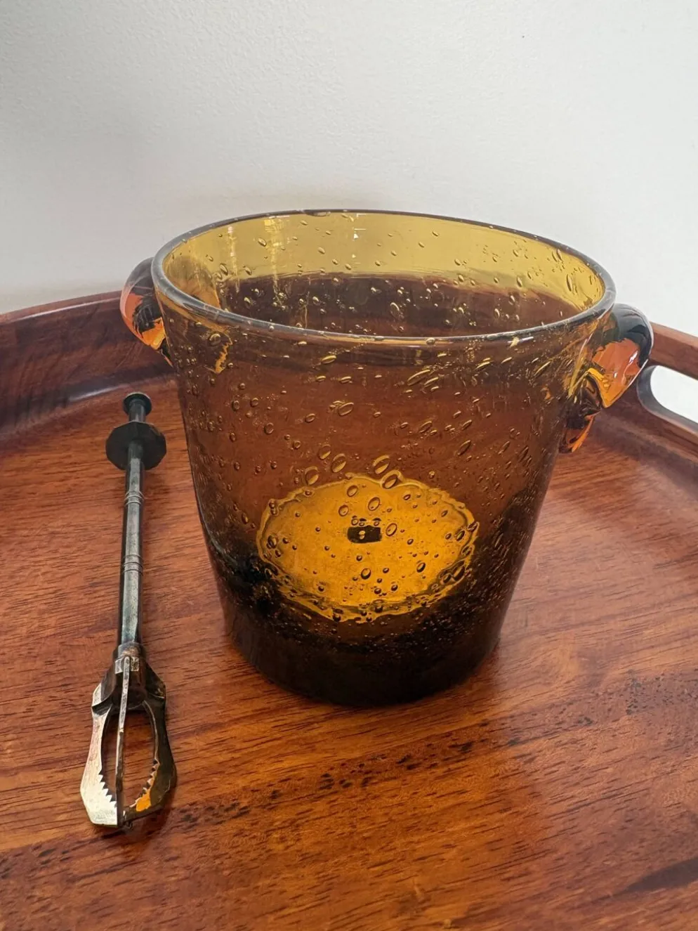 Seau à glace en verre bullé ambre signé Biot avec sa pince