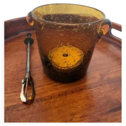 Seau à glace en verre bullé ambre signé Biot avec sa pince