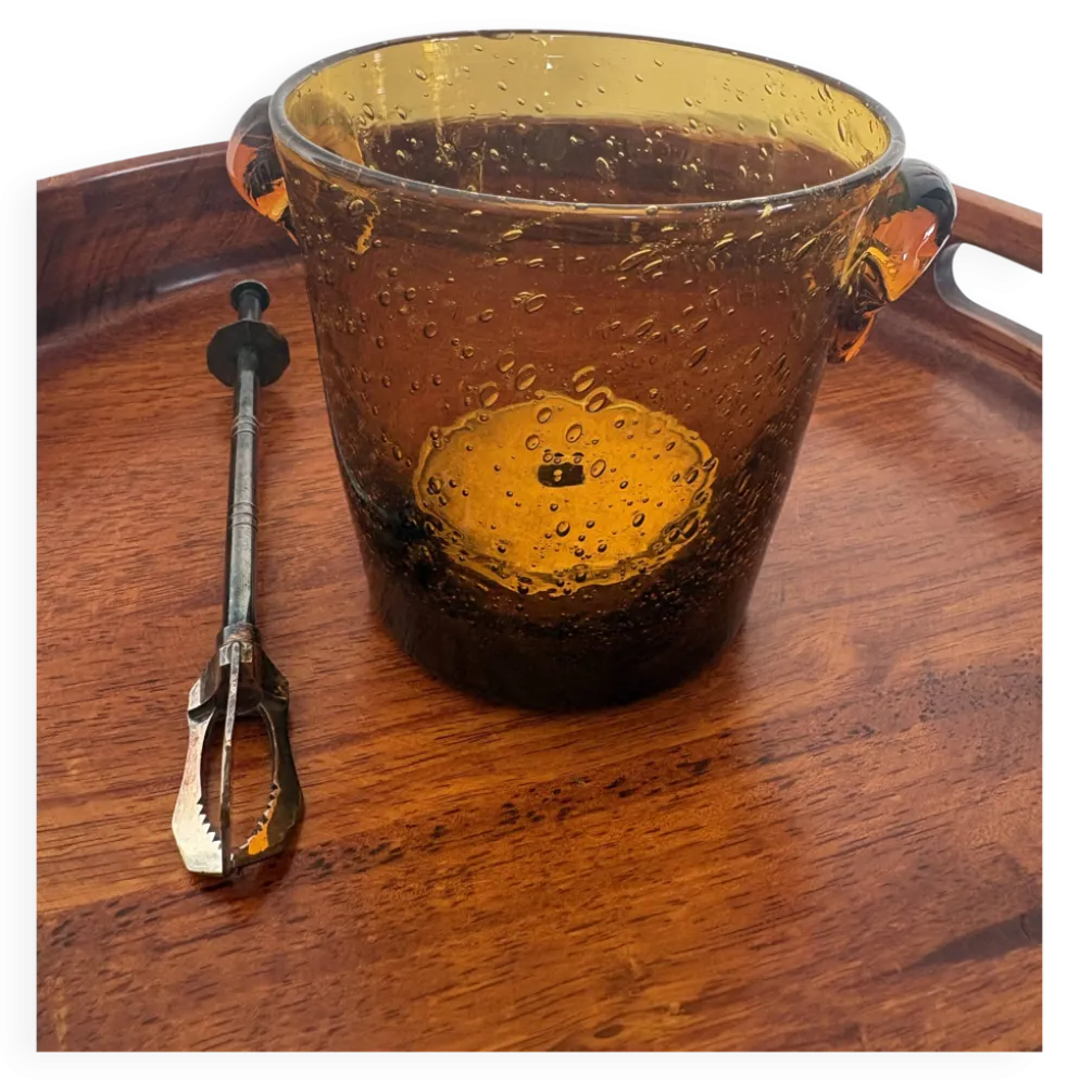 Seau à glace en verre bullé ambre signé Biot avec sa pince