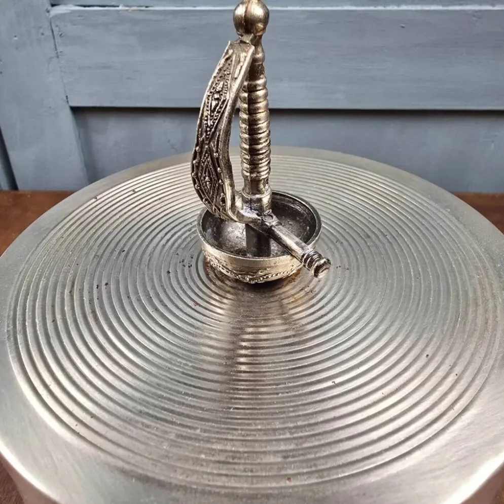 Seau à glace vintage chevalier – Blason et poignée épée – Années 60-70
