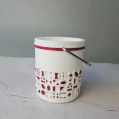 Seau à glaçons blanc vintage en opaline avec motifs rouges