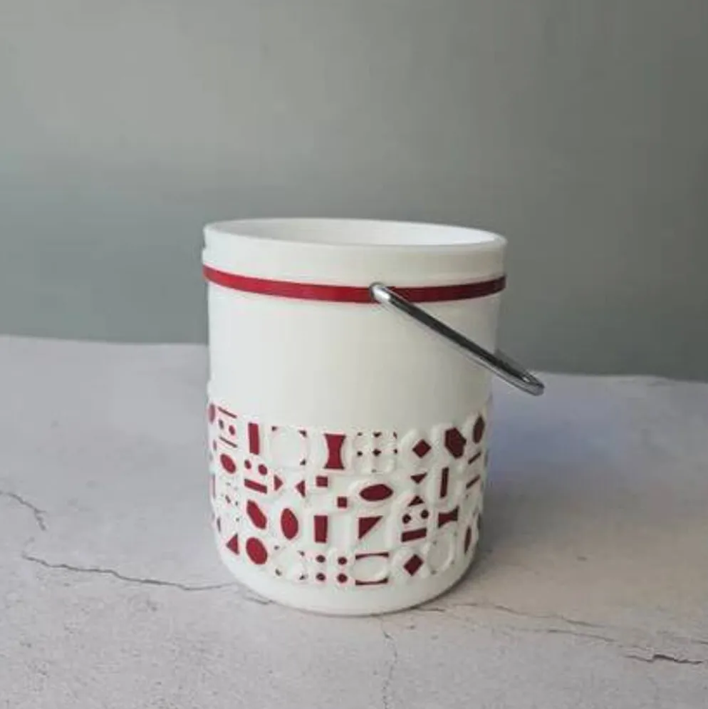 Seau à glaçons blanc vintage en opaline avec motifs rouges