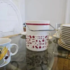 Seau à glaçons blanc vintage en opaline avec motifs rouges