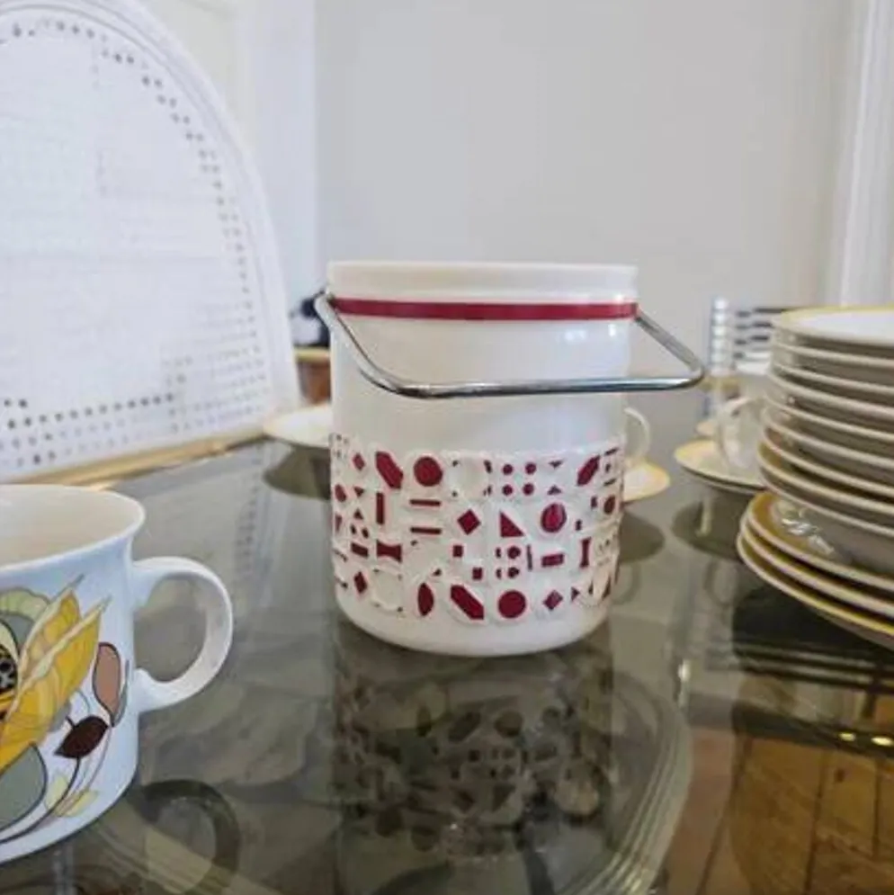Seau à glaçons blanc vintage en opaline avec motifs rouges