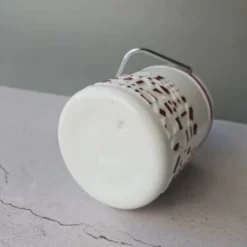 Seau à glaçons blanc vintage en opaline avec motifs rouges