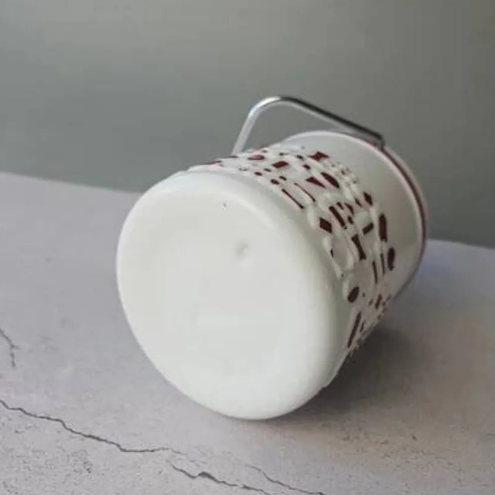 Seau à glaçons blanc vintage en opaline avec motifs rouges
