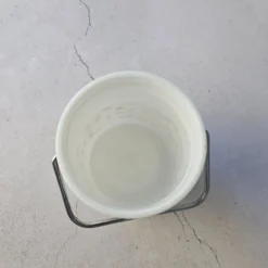 Seau à glaçons blanc vintage en opaline avec motifs rouges