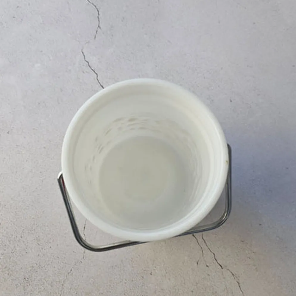 Seau à glaçons blanc vintage en opaline avec motifs rouges