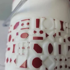 Seau à glaçons blanc vintage en opaline avec motifs rouges