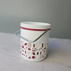 Seau à glaçons blanc vintage en opaline avec motifs rouges