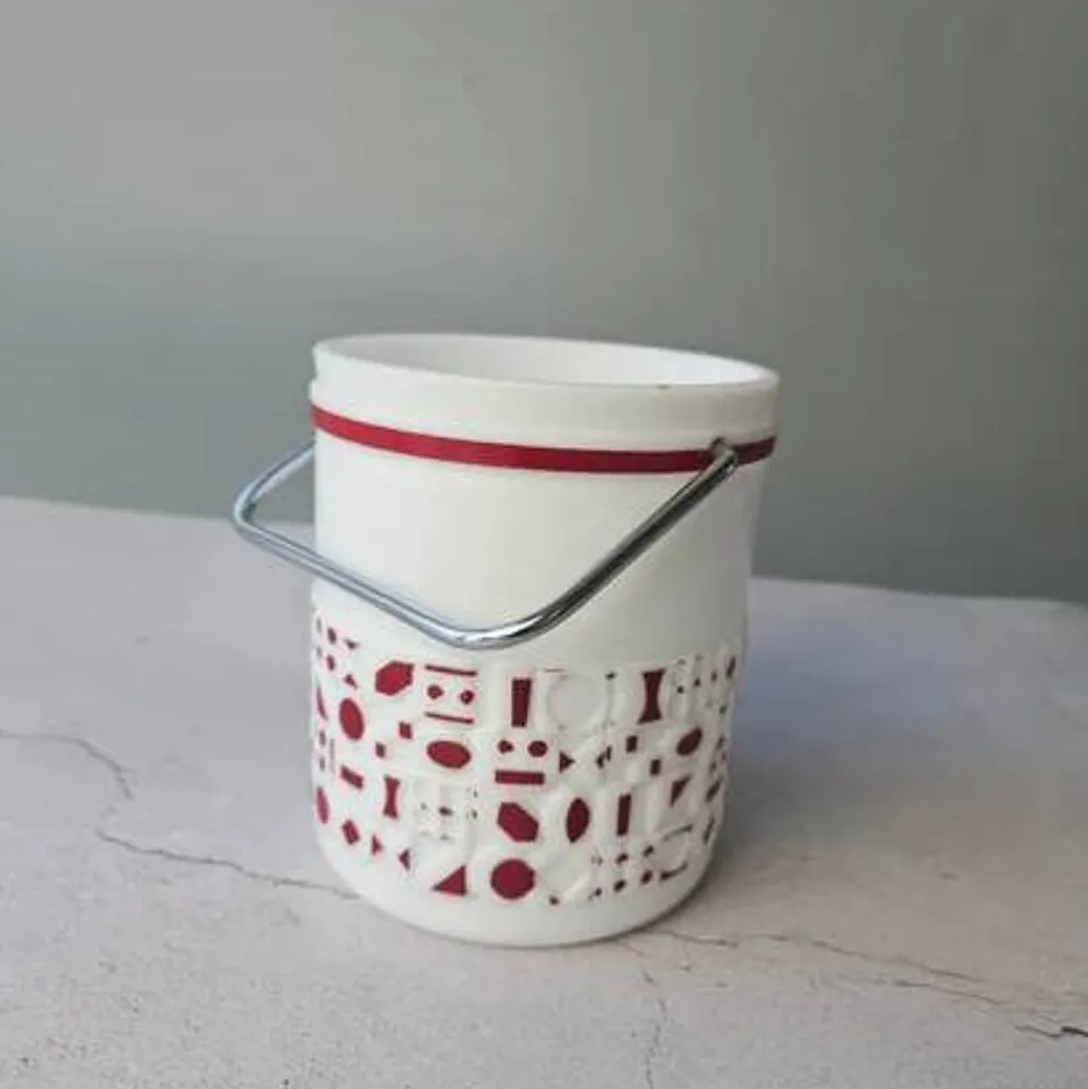 Seau à glaçons blanc vintage en opaline avec motifs rouges