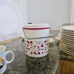 Seau à glaçons blanc vintage en opaline avec motifs rouges