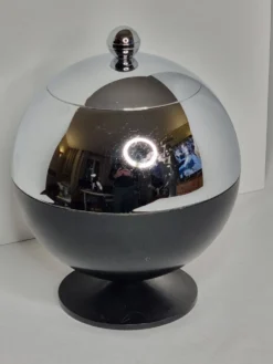 Seau à glaçons Coldy Lux, design sphérique en métal chromé et noir, années