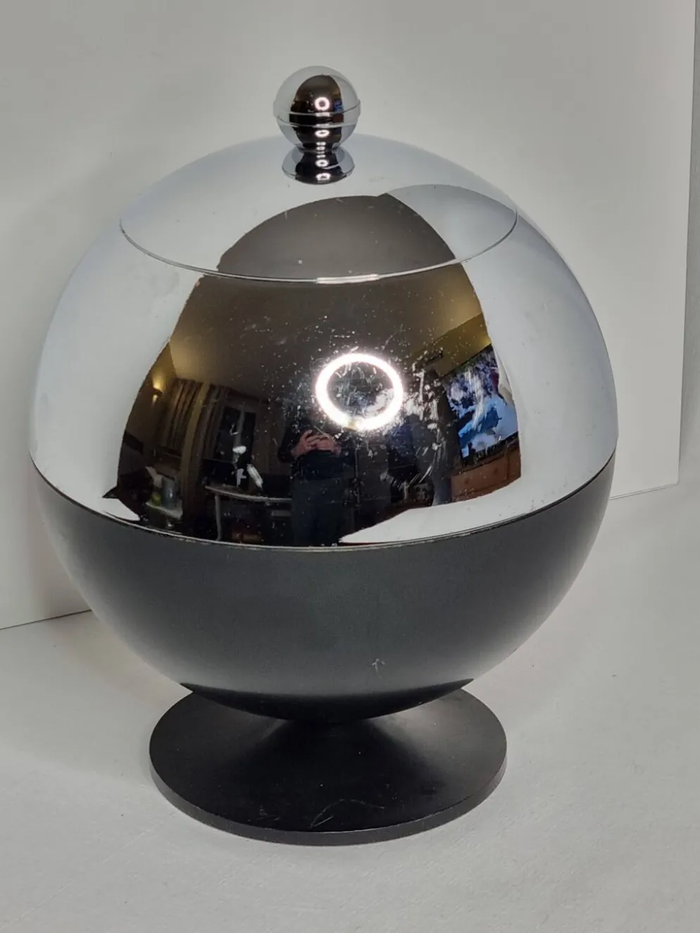 Seau à glaçons Coldy Lux, design sphérique en métal chromé et noir, années