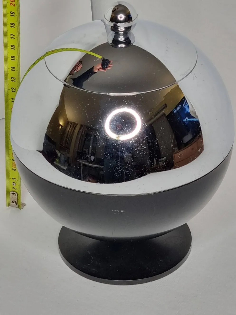 Seau à glaçons Coldy Lux, design sphérique en métal chromé et noir, années
